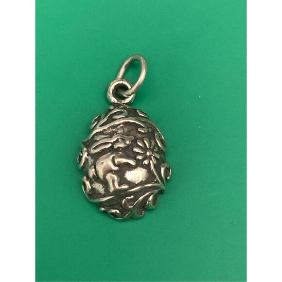 .925 Rabbit Daisy Vintage Easter Egg Sterling Silver Jewelry Charm #Easter - Picture 1 of 3